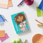 Dark Haar Mädchen kuschelend Weißkaninchen Aqua Pe iPad Mini Hülle<br><div class="desc">Niedliche moderne Grafikmädchen ipad cover. Dunkelbraune Haarmädchen,  die ihr glückliches,  weißes,  pfirsichfarbenes und graues Haar auf aquamarinem Aquarellhintergrund klopfen. Personalisieren Sie mit Ihrem eigenen Namen derzeit liest Daniella. Original-Grafikdesign von Sarah Trett für www.mylittleeden.com</div>