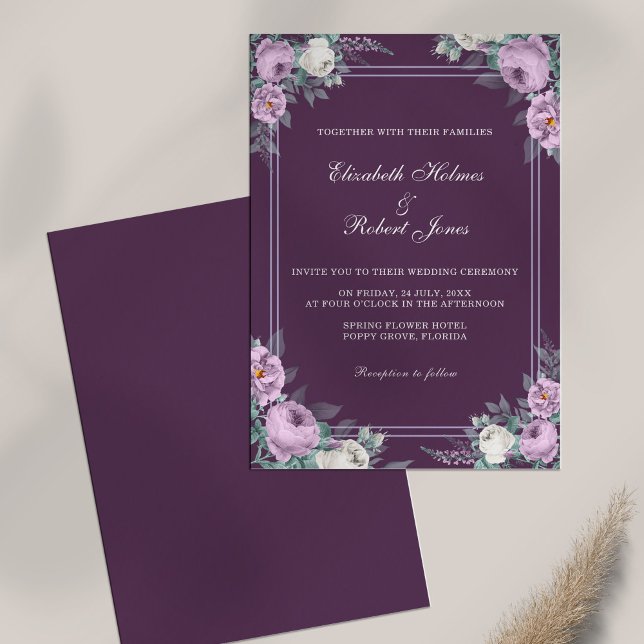Dark Lila Floral Wedding Einladung (Dark Purple Floral Wedding Invitation on white table.)