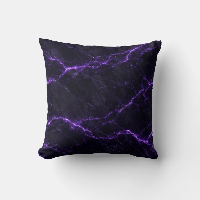 Dark Marble Throw Pillow with Violet Veins Kissen (Vorderseite)