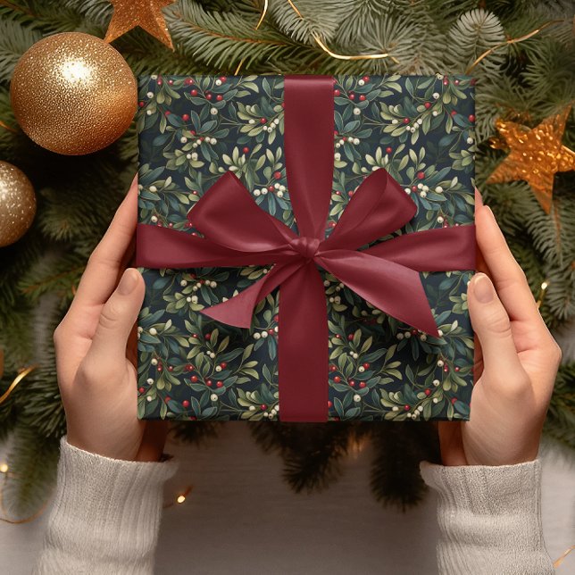 Dark Moody American Mistletoe Winter Holiday Geschenkpapier (Elegant Dark and Moody American Mistletoe Christmas and Winter Floral Holiday Wrapping Paper)