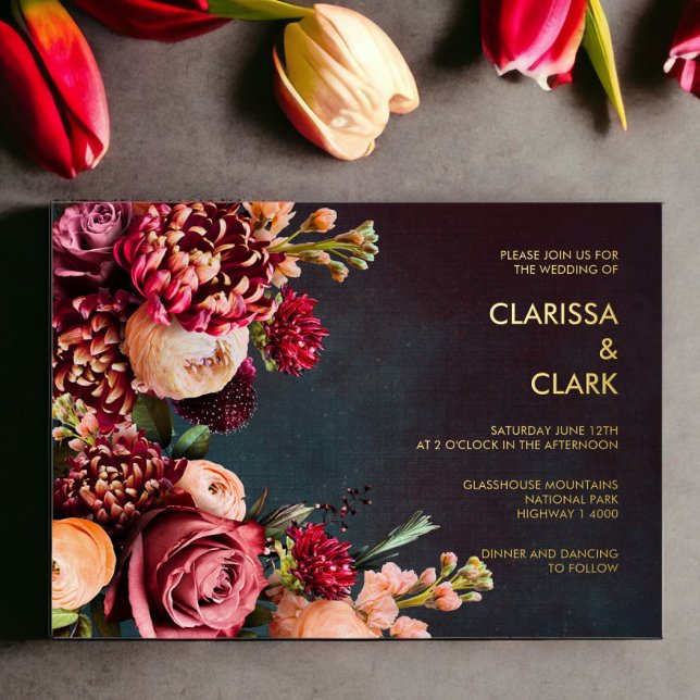 Dark Moody Bold Floral Marsala Wedding Folieneinladung (Von Creator hochgeladen)
