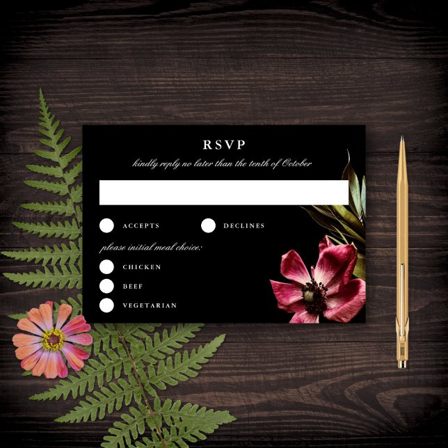 Dark + Moody Elegant Floral Black Wedding RSVP Karte (Von Creator hochgeladen)