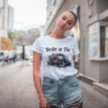 Dark Moody Gothic Bridge oder Die Brautparty T-Shirt<br><div class="desc">Die dunkle Seite mit unserer dunklen Moody Gothic Bride oder der Die Bridal Dusche Einladung! Es ist Zeit, eine Liebe zu feiern, die so zeitlos ist wie die Ewigkeit selbst. Mit seinem überwältigend schönen Design mit Schädel und Skeletten Set diese Einladung die Bühne für ein gotisch inspiriert Brautparty, das sicher...</div>