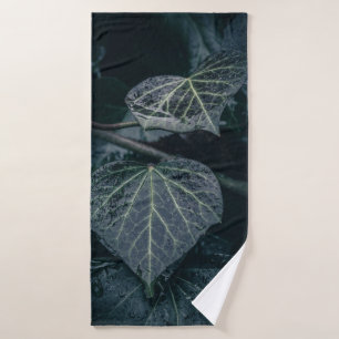 Dark Moody Ivy Nature Foto Badehandtuch