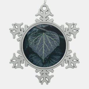 Dark Moody Ivy Nature Foto Schneeflocken Zinn-Ornament