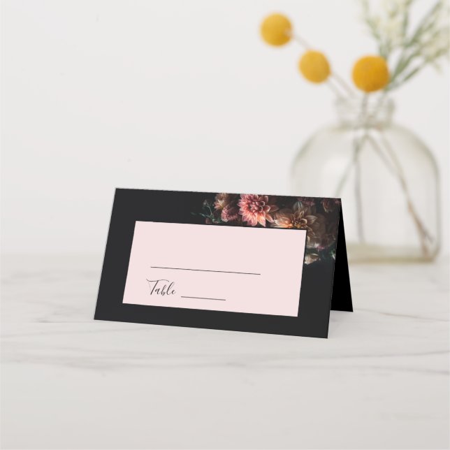 Dark Moody Realistic Flowers Wedding Platzkarte (Vorderseite)