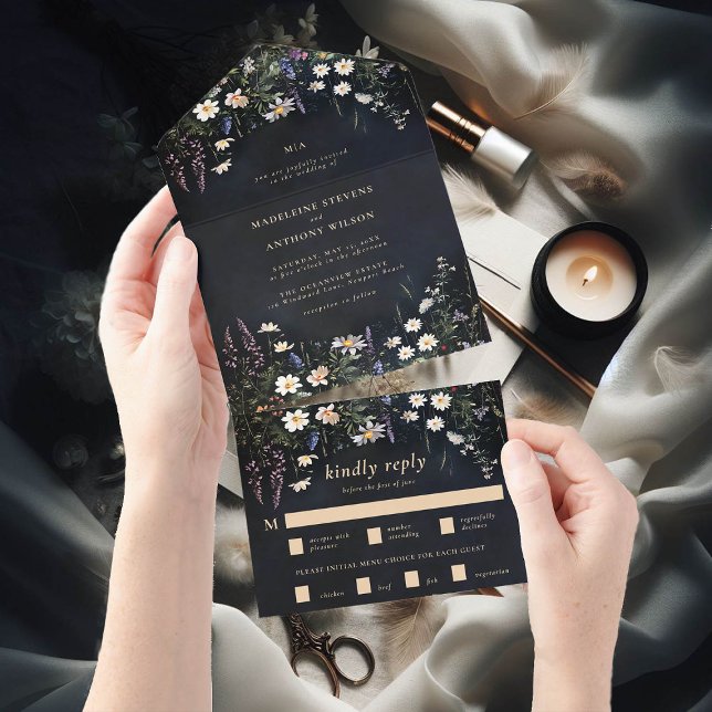 Dark Moody Wildblumen Romantische Märchenhochzeit All In One Einladung (moody dark romantic wedding invitation wild flowers wreath black all one seal send modern classic)
