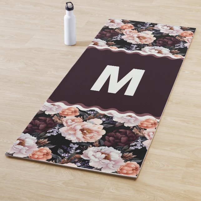 Dark Peonies Floral Pattern | Monogramm Yogamatte (Beispiel)
