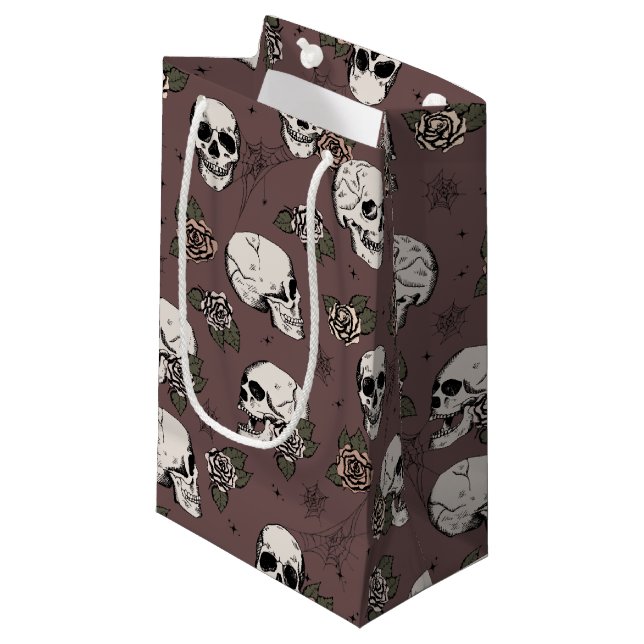 Dark Plum Gothic Skulls und Rose Halloween Kleine Geschenktüte (Vorderseite Schrägansicht)