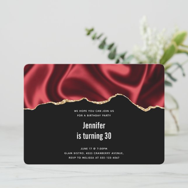 Dark Red Glam Wavy Satin Abstract Design Geburtsta Einladung (Stehend Vorderseite)
