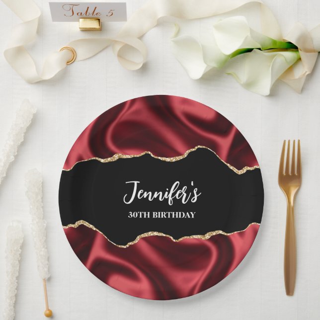 Dark Red Glam Wavy Satin Abstract Design Geburtsta Pappteller (Hochzeit)