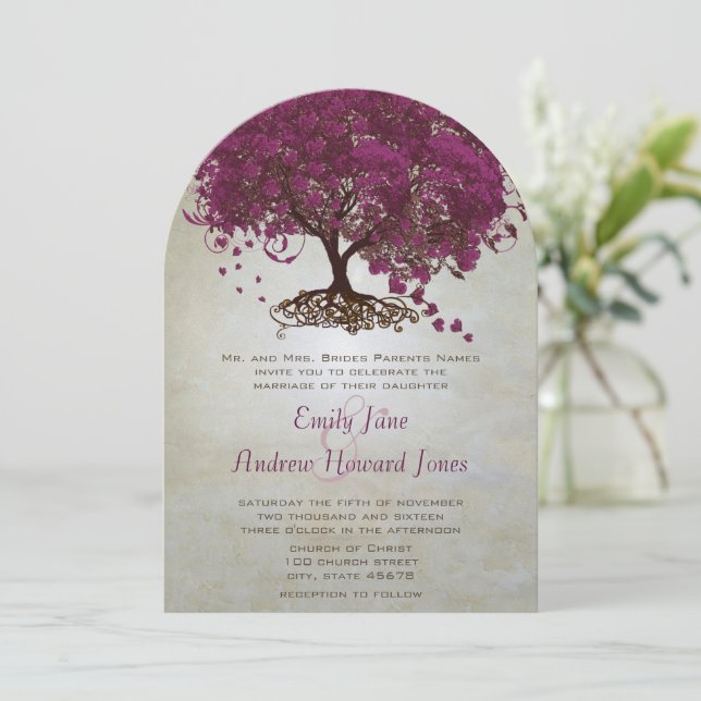Dark Sangria Herz Leaf Tree Wedding Einladungen (Stehend Vorderseite)