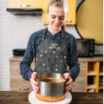 Darstellender schwarz-grauer Pixel, benutzerdefini Schürze<br><div class="desc">Dieses moderne Design der Schürze zeichnet sich durch personalisierbaren Text - Food Artista - und ein spielerisches Schwarzweiß-Pixelmuster aus. Es ist die perfekte Schürze zum Kochen.</div>