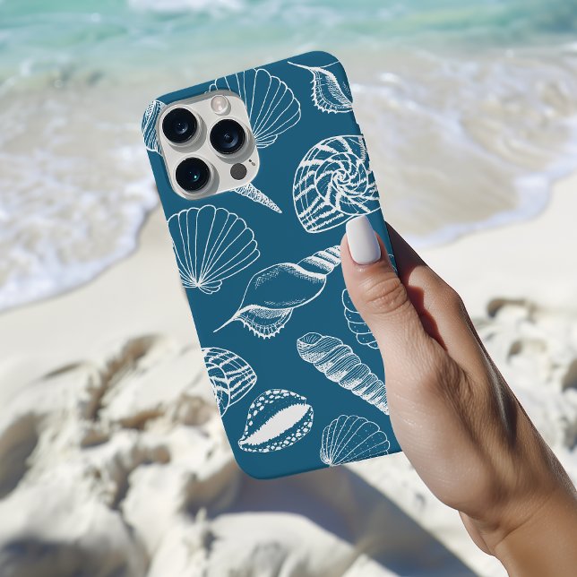Darstellung der Muschel auf See Case-Mate iPhone Hülle (Blue seashell phone case with hand drawn illustrated sea shells on a blue background.)