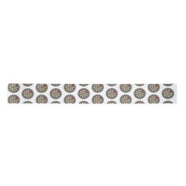 Dart Board auf Weiß Satinband