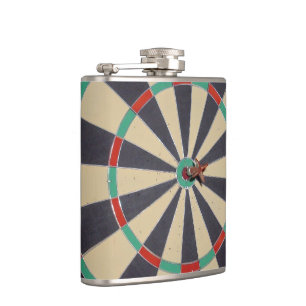 Dart in einem Dartboard-Bullseye, Flachmann