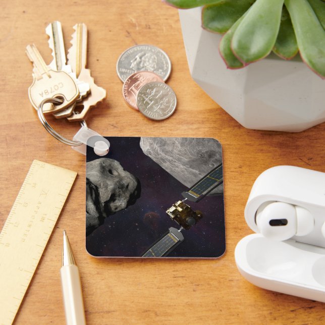 Dart Spacecraft und Liciacube vor der Einwirkung Schlüsselanhänger (Schreibtisch)