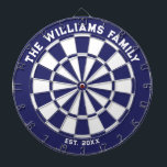 Dartboard der blauen und weißen Familie mit Dartbo Dartscheibe<br><div class="desc">Blau-weiße Dartplatine mit zwei benutzerdefinierten Textbereichen. Großartiges Hochzeitsgeschenk!</div>