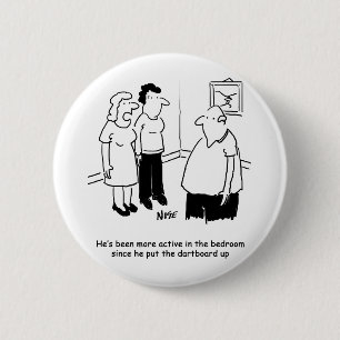 Dartboard im Schlafzimmer. Funny Cartoon Button