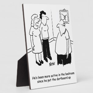 Dartboard im Schlafzimmer. Funny Cartoon Fotoplatte