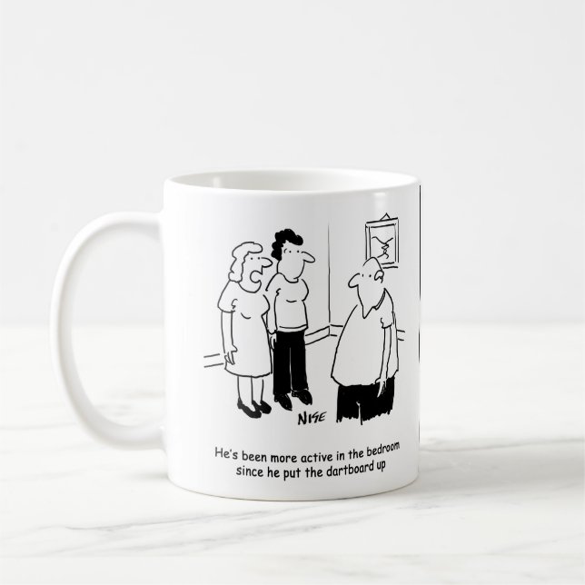 Dartboard im Schlafzimmer. Funny Cartoon Kaffeetasse (Links)