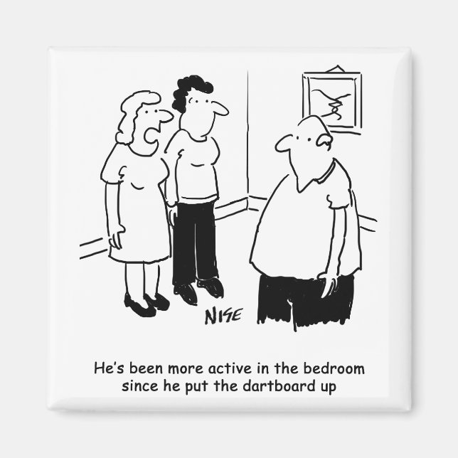 Dartboard im Schlafzimmer. Funny Cartoon Magnet (Vorne)