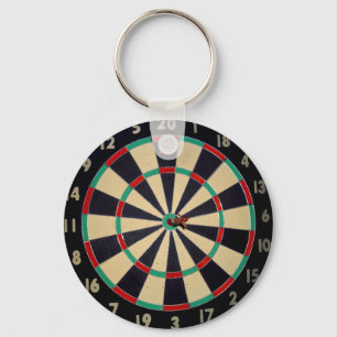 Dartboard mit Dart in Bullseye, Keyring Schlüsselanhänger