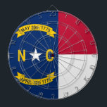 Dartboard mit Flag North Carolina, USA Dartscheibe<br><div class="desc">Mit unserem exklusiven Dartboard unter der Flagge von North Carolina lassen Sie Ihren Staatsstolz auf eine einzigartige und funktionelle Art und Weise ausklingen! Dieses Dartboard wurde entwickelt, um eine Liebe für das Spiel mit kulturellem Stolz zu kombinieren und es zu mehr als nur einem Ziel zu machen; es ist eine...</div>