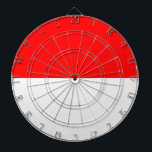Dartboard mit Flagge Indonesiens Dartscheibe<br><div class="desc">Bringen Sie eine patriotische Drehung zum Spielabend mit diesem kühnen Dartboard mit dem auffallenden Rot-Weiß-Design der indonesischen Fahne. Dieses Dartboard, das perfekt mit dem ikonischen Bicolor-Layout zentriert ist - rot symbolisiert Mut und weiß für Ehrlichkeit - verwandelt jeden Raum in eine Hommage an den indonesischen Stolz. Ob Sie eine Ansammlung...</div>