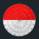Dartboard mit Flagge Indonesiens Dartscheibe<br><div class="desc">Bringen Sie eine patriotische Drehung zum Spielabend mit diesem kühnen Dartboard mit dem auffallenden Rot-Weiß-Design der indonesischen Fahne. Dieses Dartboard, das perfekt mit dem ikonischen Bicolor-Layout zentriert ist - rot symbolisiert Mut und weiß für Ehrlichkeit - verwandelt jeden Raum in eine Hommage an den indonesischen Stolz. Ob Sie eine Ansammlung...</div>