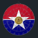 Dartboard mit Flagge von Dallas City, USA Dartscheibe<br><div class="desc">Fügen Sie Ihrem Spielzimmer eine Touch Dallas Stolz hinzu, mit unserem exklusiven Dart-Board mit der Flagge von Dallas! Dieses Dartboard wurde entworfen, um Funktionalität mit einer Feier von Dallas lebendigem Geist zu verbinden. Es ist mehr als nur ein Spiel; es ist eine stilvolle Erklärung für Ihre Verbindung zur Stadt. Das...</div>