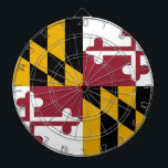 Dartboard mit Flagge von Maryland, USA Dartscheibe<br><div class="desc">Verbessern Sie Ihren Spielraum mit unserem Dartboard mit der Flagge von Maryland! Bewundern Sie Marylands einzigartiges Erbe mit diesem Dartboard und zeigen Sie stolz das ikonische Design der Maryland Fahne. Mit einem auffallenden Muster von abwechselnden, schwarzen und goldenen Vierteln mit roten und weißen Querflanken repräsentiert diese Fahne Marylands reiche Geschichte...</div>