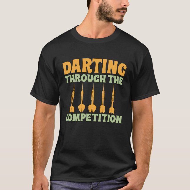 Darting Through the Competition Dar for Teams T-Shirt (Vorderseite)