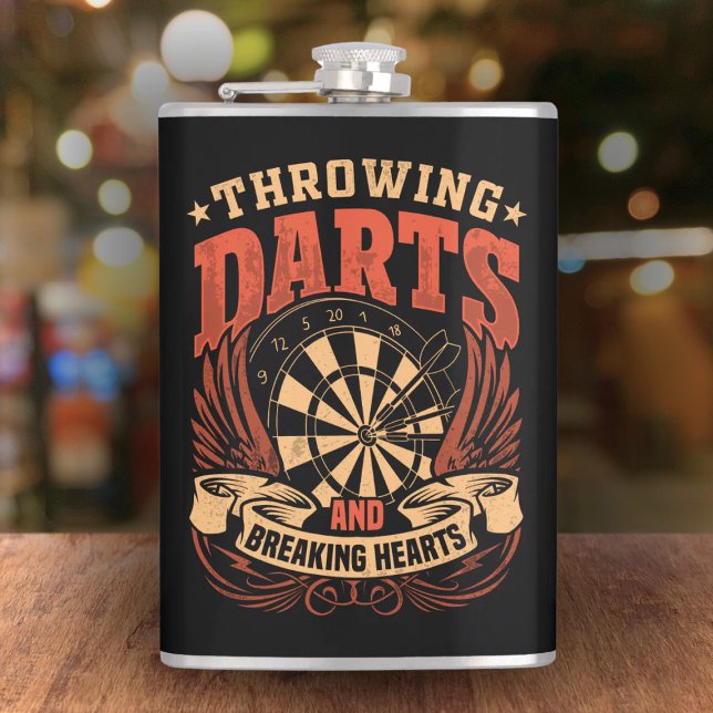 Darts werfen und Herz brechen Flasche 8 oz. Flachmann (Von Creator hochgeladen)