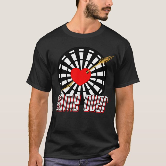 Dartscheibe mit Pfeil im Herz Game over T-Shirt (Vorderseite)
