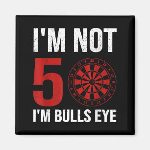 Dartspieler-Zitat zum 50. Geburtstag Nicht 50 Bull Magnet