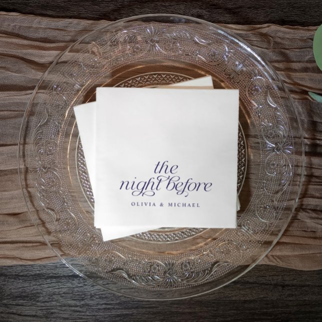 Das Abendessen vor dem dunkelblauen Probe Serviette (Elegant rehearsal dinner napkins in navy blue on an elegant plate on a rustic vintage table.)