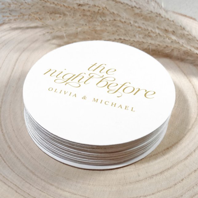 Das Abendessen vor dem Hochzeitsessen der Probe Runder Pappuntersetzer (Elegant gold circle coasters with “the night before” design for rehearsal dinner decor.)