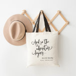 Das Abenteuer beginnt | Eigene Hochzeitsempfehlung Tragetasche<br><div class="desc">Herzlich willkommen zu Ihrem Hochzeitswochenende oder Ihrer Hochzeit in Urlaubsort mit diesen schicken und modernen personalisierten Taschen. Design-Features "und so beginnt das Abenteuer" in klassischen schwarzen Handschrift,  mit Ihren Namen und Hochzeitstag unten.</div>