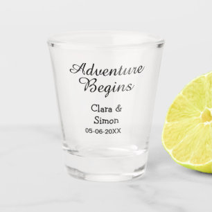 Das Abenteuer beginnt Hochzeitspaar Name Datum ein Schnapsglas
