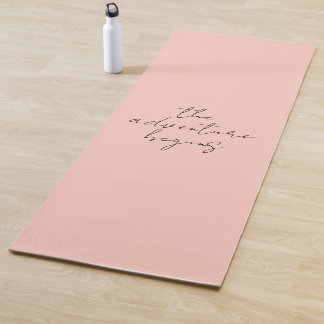 Das Abenteuer beginnt mit minimalistischer Kalligr Yogamatte