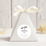 Das Abenteuer beginnt ⎥ rustikalen Rundaufkleber Runder Aufkleber<br><div class="desc">Personalisieren Sie diesen Rundaufkleber "Das Abenteuer beginnt" und ändern Sie Name,  Datum,  Schriftart oder Papierfarbe,  um es zu Ihrem eigenen zu machen. Dieses Design hat ein wunderschönes Vintages Ambiente mit einer sorgfältigen Auswahl an Schriftart und Illustrationen</div>