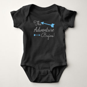 Das Abenteuer fängt die Boy Arrow-Shirts an Baby Strampler
