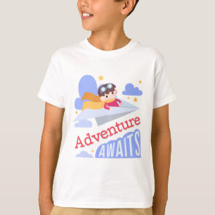 Das Abenteuer von Boy Flying Paper Airplane T-Shirt