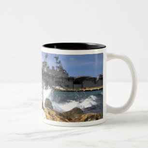 Das Amphibienschiff USS Kearsarge Zweifarbige Tasse