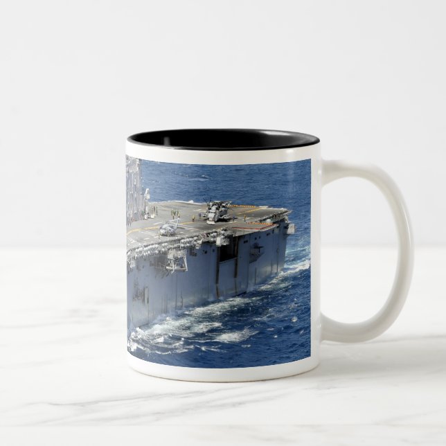 Das Amphibienschiff USS Peleliu Zweifarbige Tasse (Rechts)