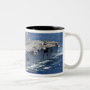 Das Angriff mit Amphibienfahrzeugsschiff USS Zweifarbige Tasse