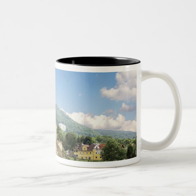 Das atemberaubende Schloss Schonbuhel liegt über d Zweifarbige Tasse (Rechts)