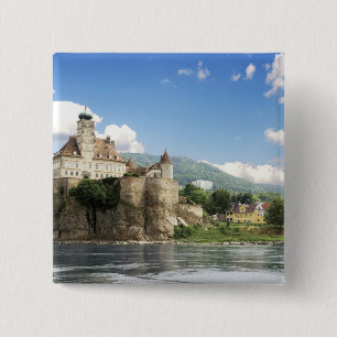 Das atemberaubende Schloss Schonbuhel thront über Button