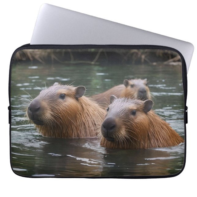 das Baden von Capybaras im Fluss, Laptopschutzhülle (Vorderseite)
